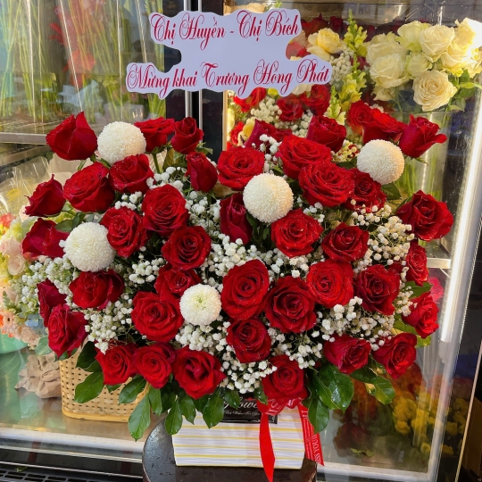 Giỏ hoa 6 trái tim đỏ trắng